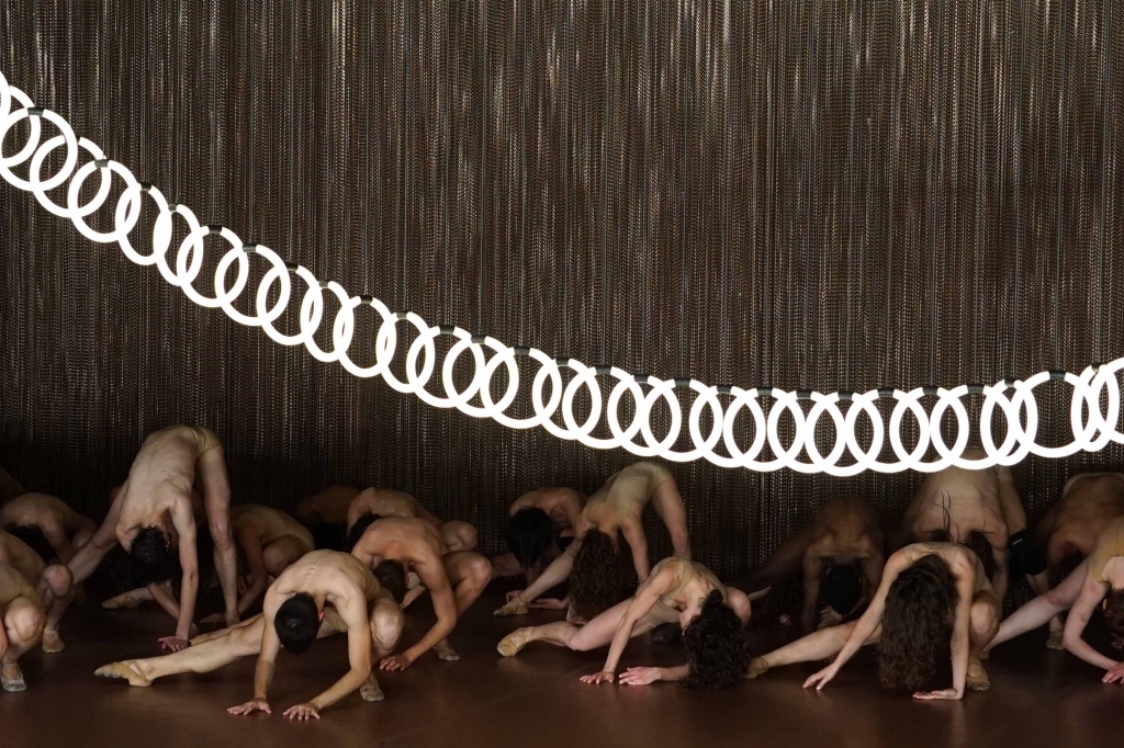 Light sculpture 'Chain Reaction' in contemporary dance production 'Extremalism'